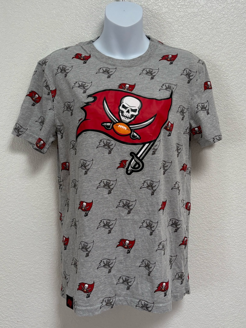 NFL Tampa Bay Buccaneers Grey and Red Flag Logo T-Shirt